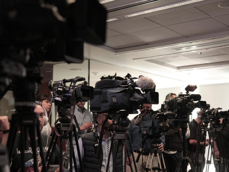 Cámaras de televisión instaladas para comunicar un evento