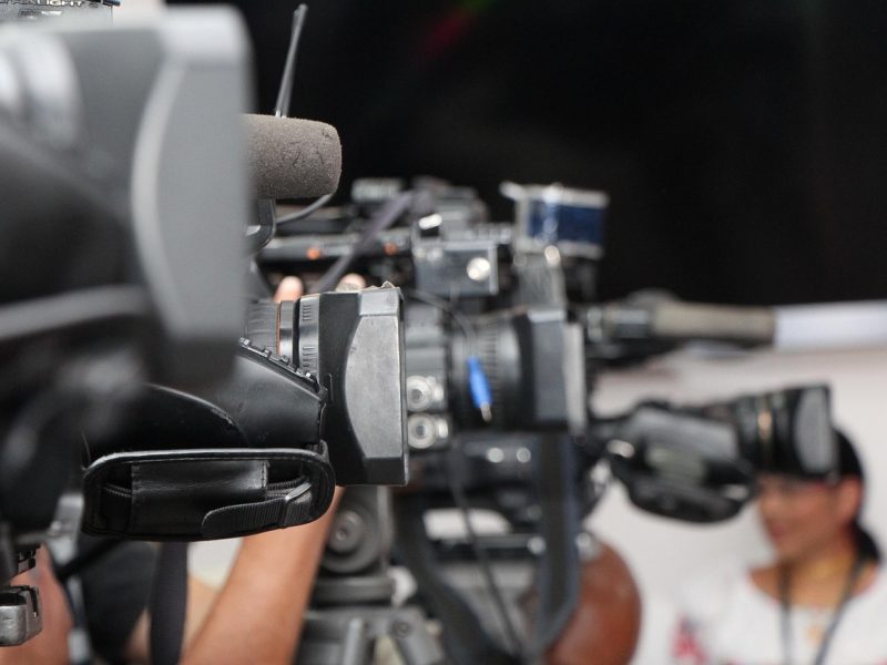 Cámaras de televisión retomando la actividad mediática en un evento