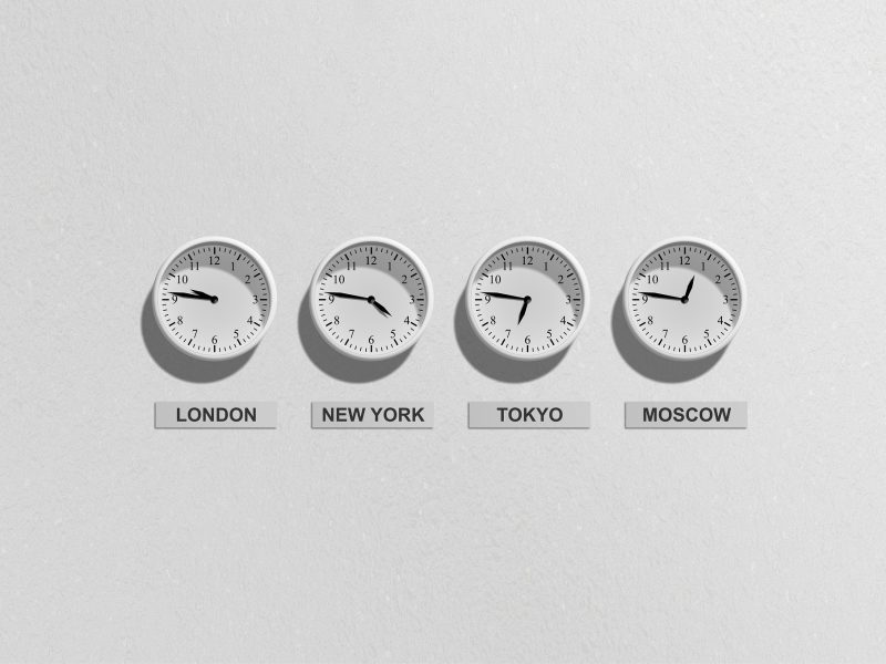 Relojes en pared que indican las horas de diferentes países