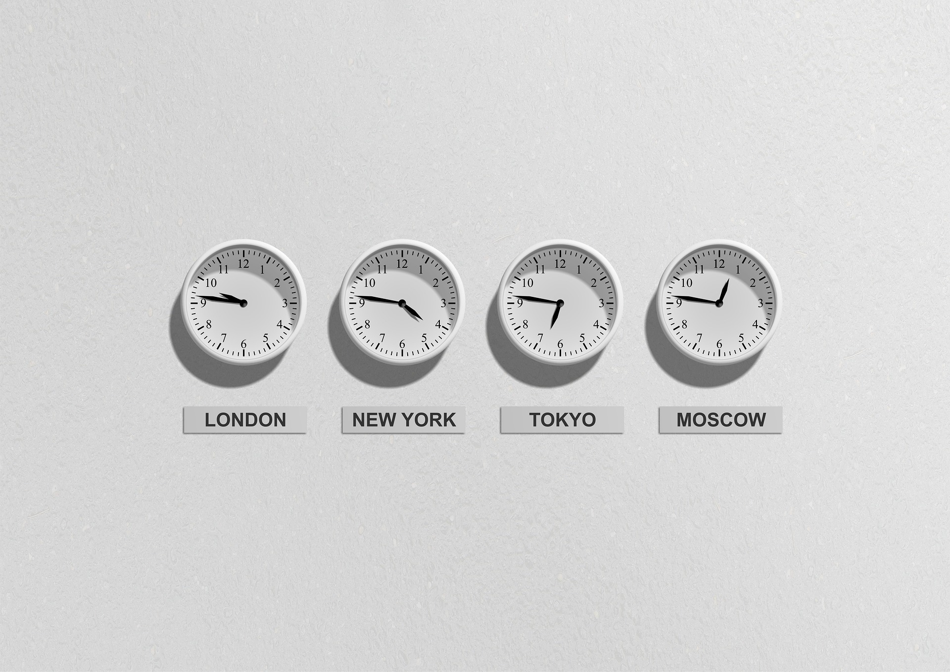 Relojes en pared que indican las horas de diferentes países